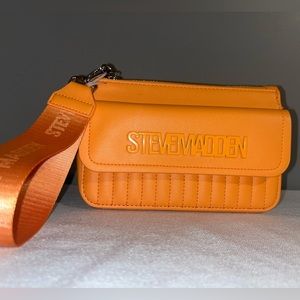 BRAND NEW ORANGE STEVE MADDEN WRISTLET